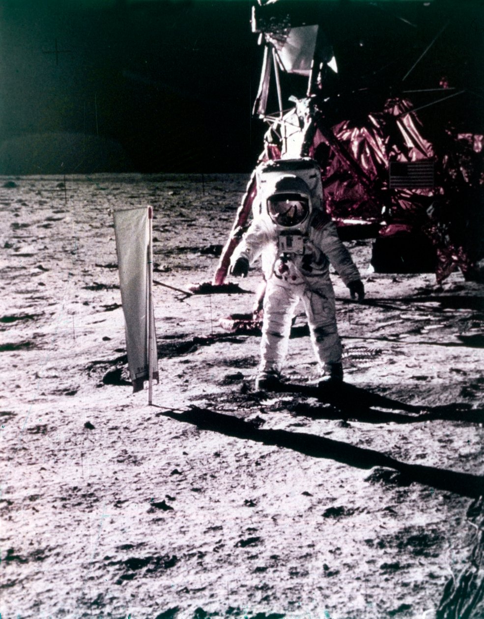 Buzz Aldrin implanta coletor de vento solar na superfície da Lua, missão Apollo 11, julho de 1969. de Neil Armstrong