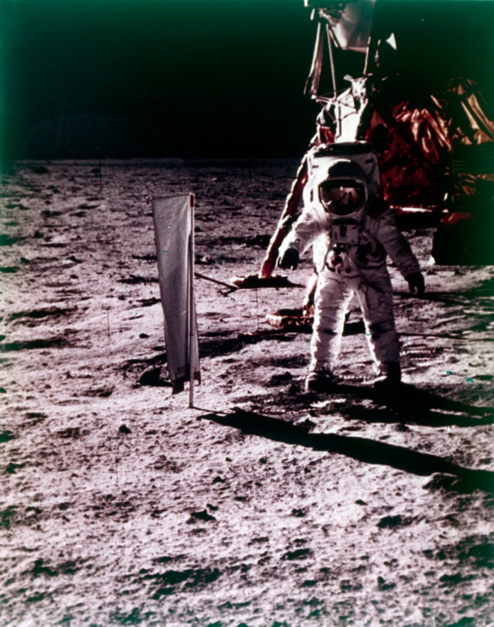 Buzz Aldrin implanta coletor de vento solar na superfície da Lua, missão Apollo 11, julho de 1969. de Neil Armstrong