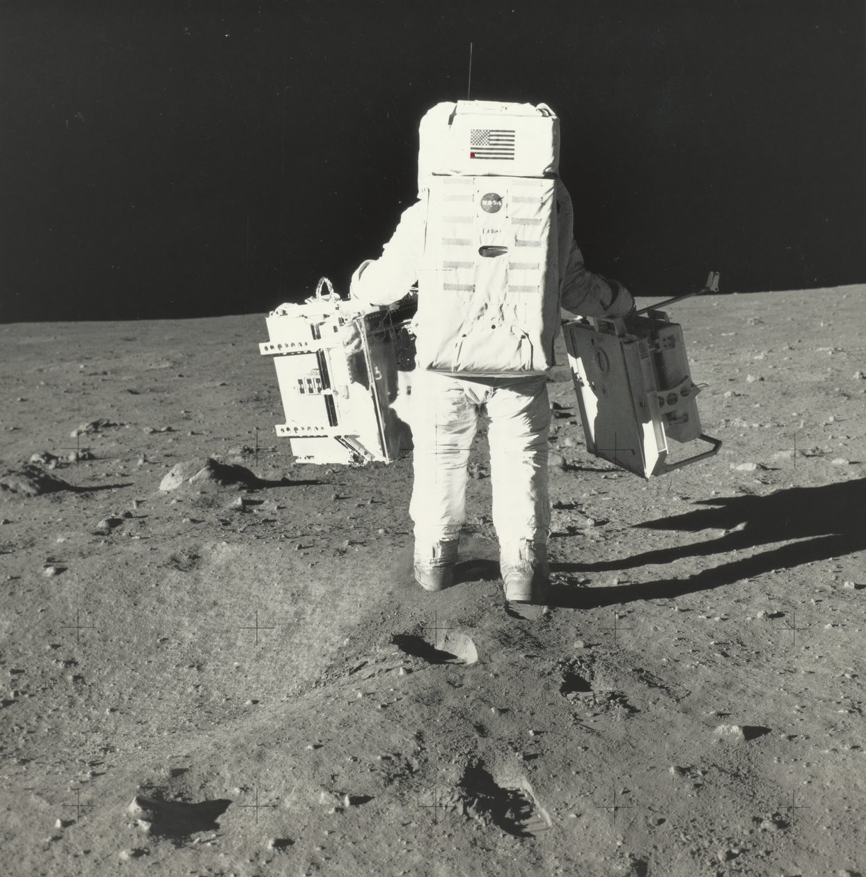 Buzz Aldrin na Lua com Componentes do Pacote de Experimentos Científicos da Apollo, 1969. de Neil Armstrong
