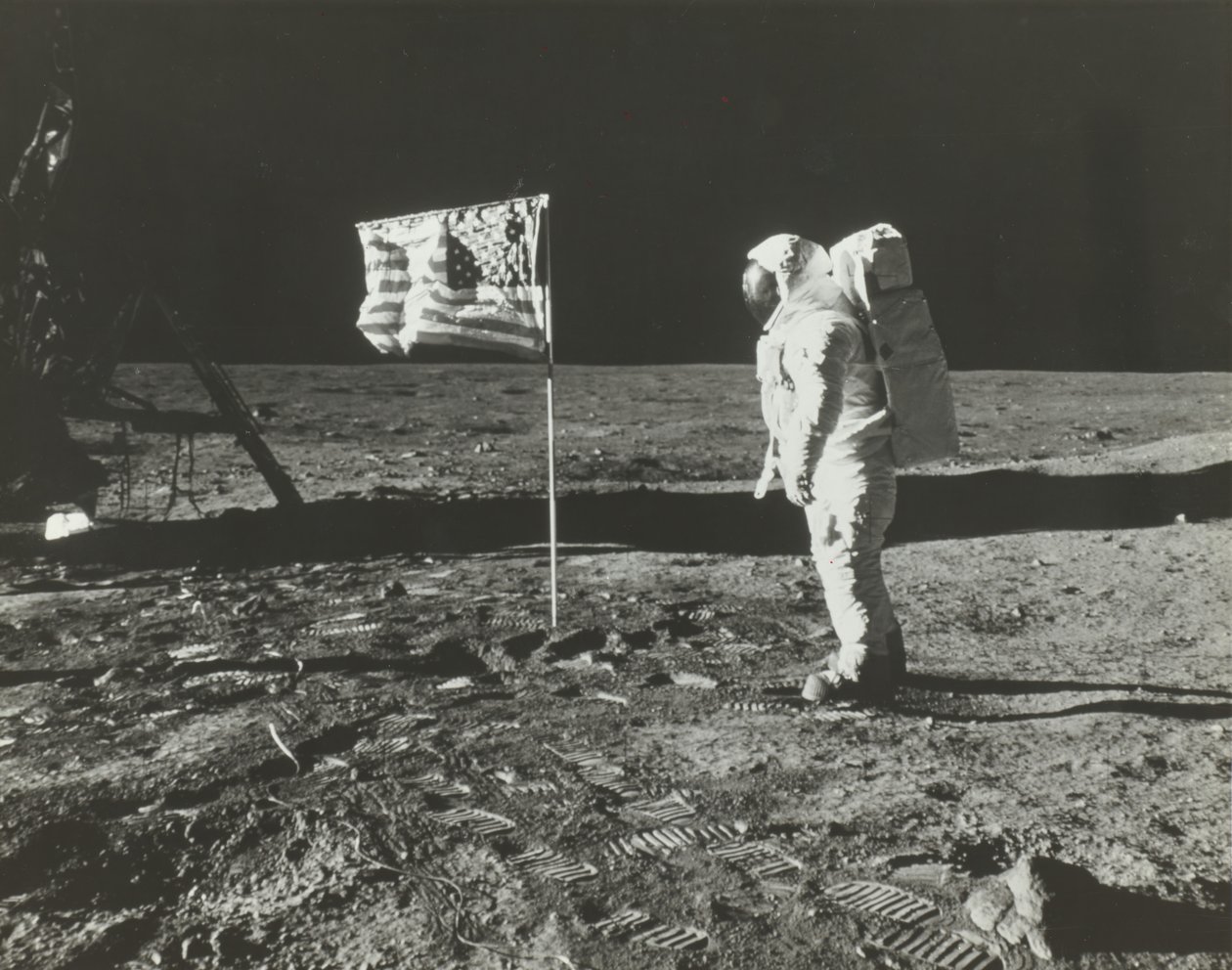 Buzz Aldrin na Lua com a bandeira americana, 1969. de Neil Armstrong