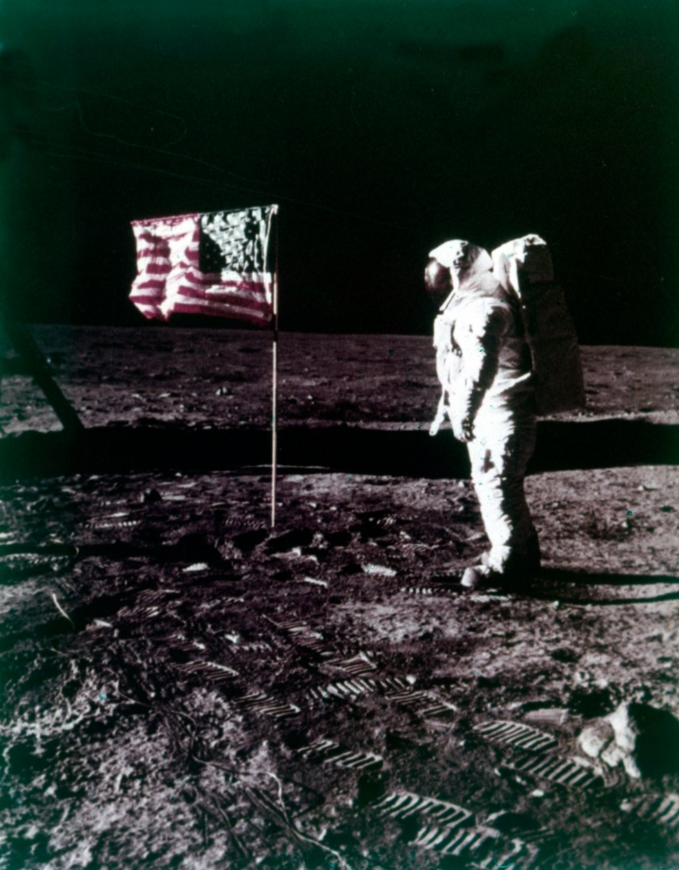 Buzz Aldrin ao lado da bandeira americana na superfície da Lua, julho de 1969. de Neil Armstrong