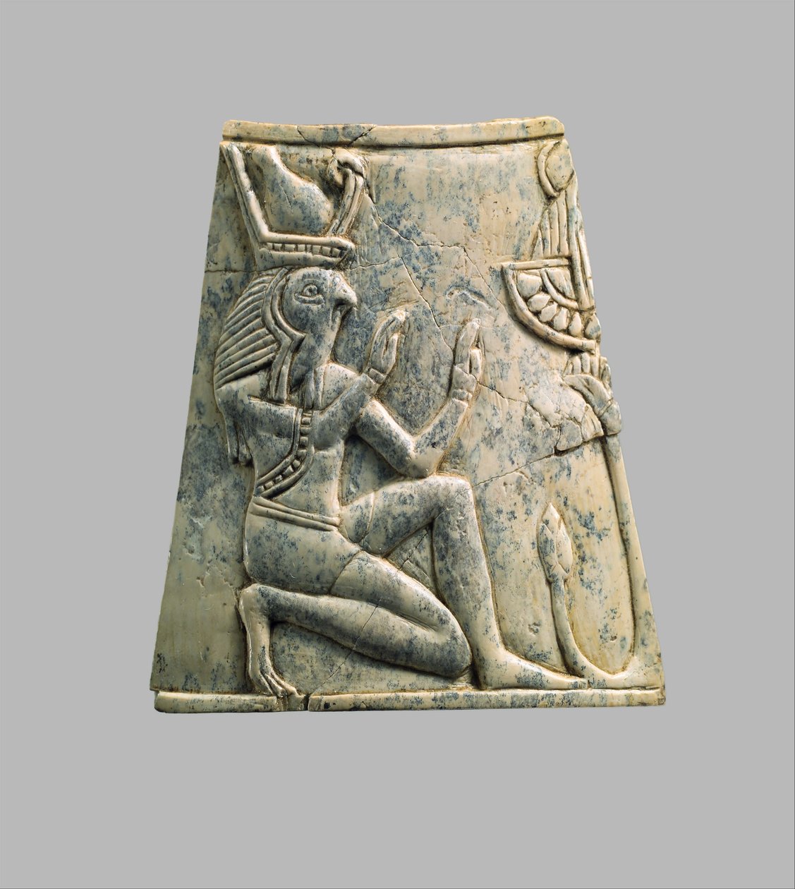 Placa com cabeça de falcão Re vestindo coroa do Alto e Baixo Egito, século 8º a 7º aC de Neo Assyrian