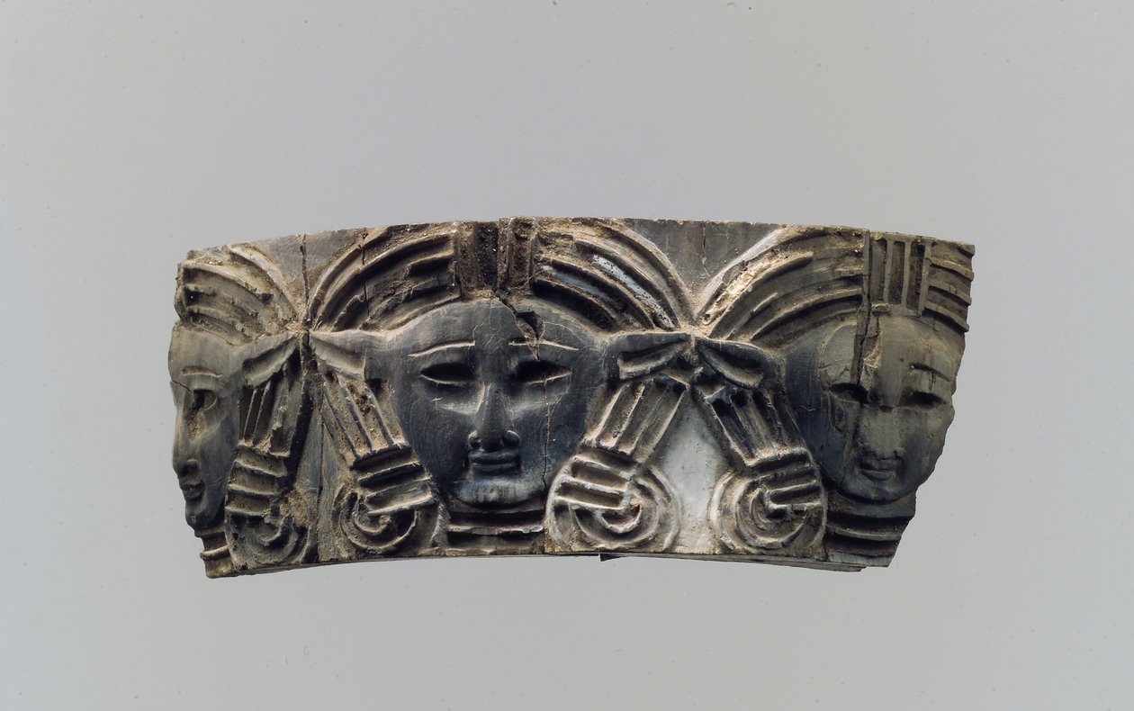Móveis cloisonné ou placa de caixa de cosméticos com três cabeças frontais, c.8-7. o século AC (marfim) de Neo Assyrian