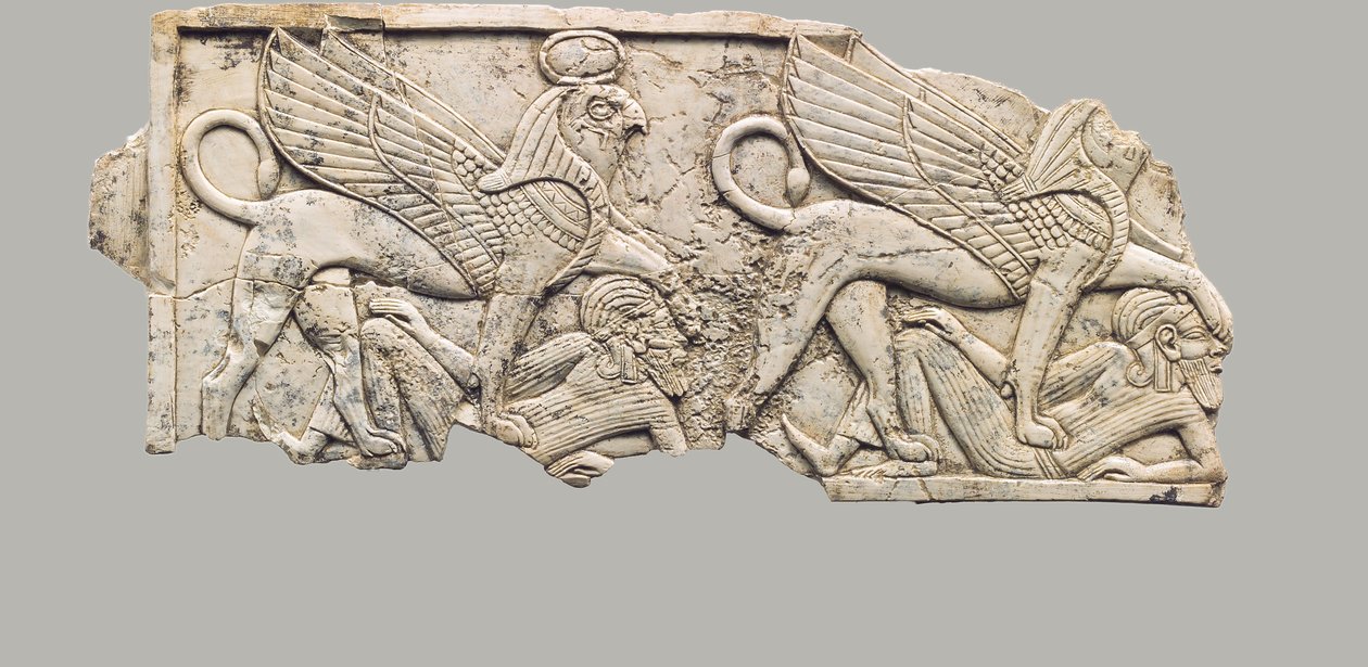 Placa de móveis esculpida em relevo com duas esfinges com cabeça de falcão pisoteando cativos, séculos 9 a 7 a.C. (marfim) de Neo Assyrian Neo Assyrian