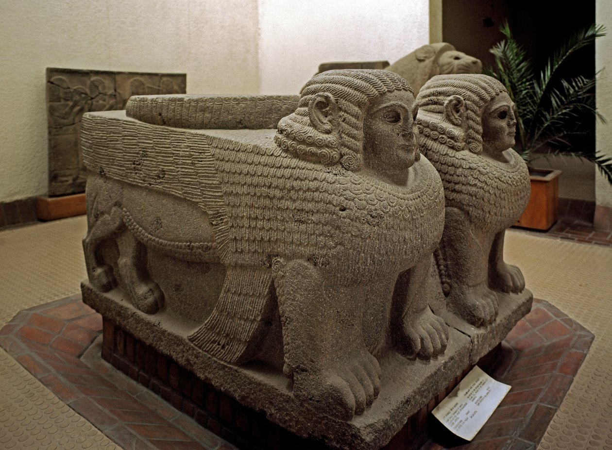 Art neo hittite: base de coluna em basalto decorado de esfinge. do site do Samal (atual Sam