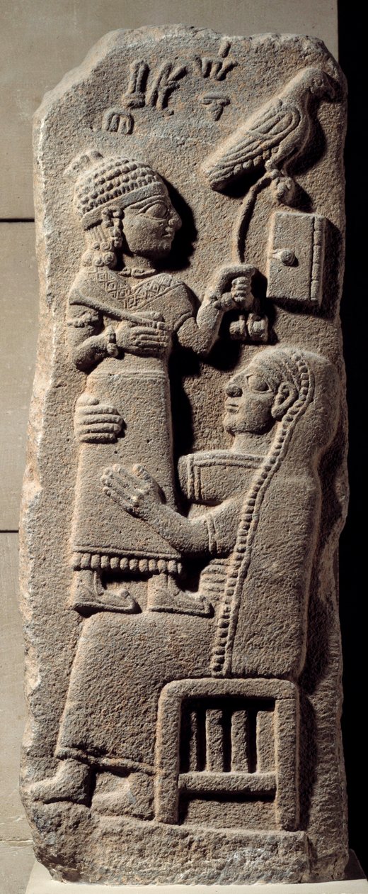 Baixo relevo basáltico retratando o escriba Tarhunpiyas nos joelhos da mãe, segurando a escritura e um falcão de caça. Fim do século VIII a.C. De Marash, Anatólia. Era Neo-hittita (1050-800 a.C.) Dim. 0,75x0,28 m. Paris, Museu do Louvre. de Neo Hittite Neo Hittite