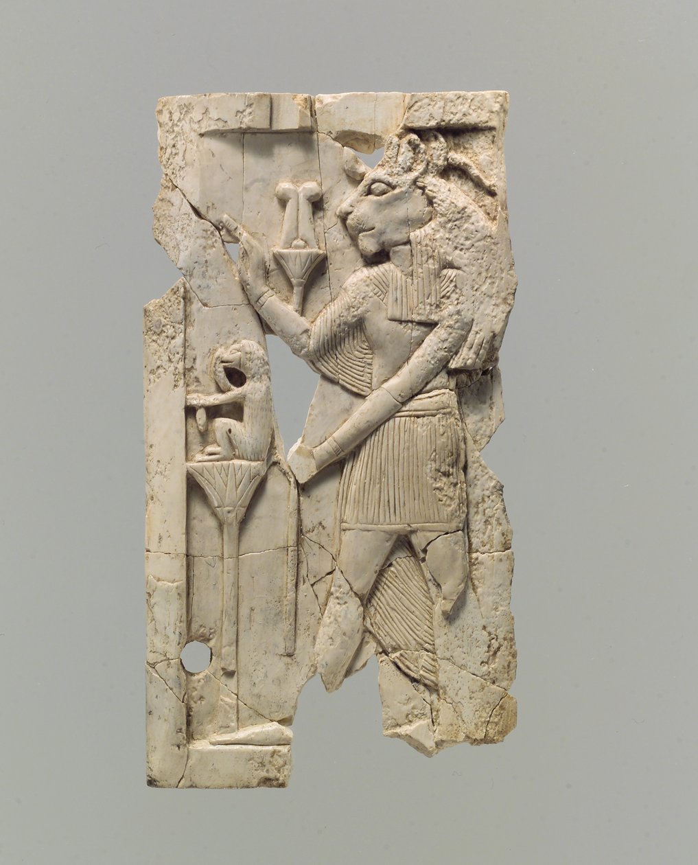 Placa de móveis esculpida em relevo com figura com cabeça de leão, c. 8 a 7 do século AC (marfim) de Neo Assyrian