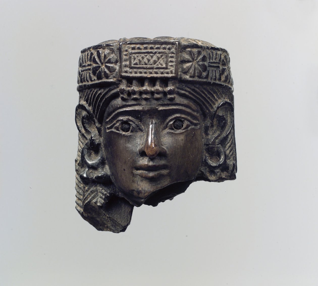 Cabeça de figura feminina, século VIII aC (marfim) de Neo Assyrian
