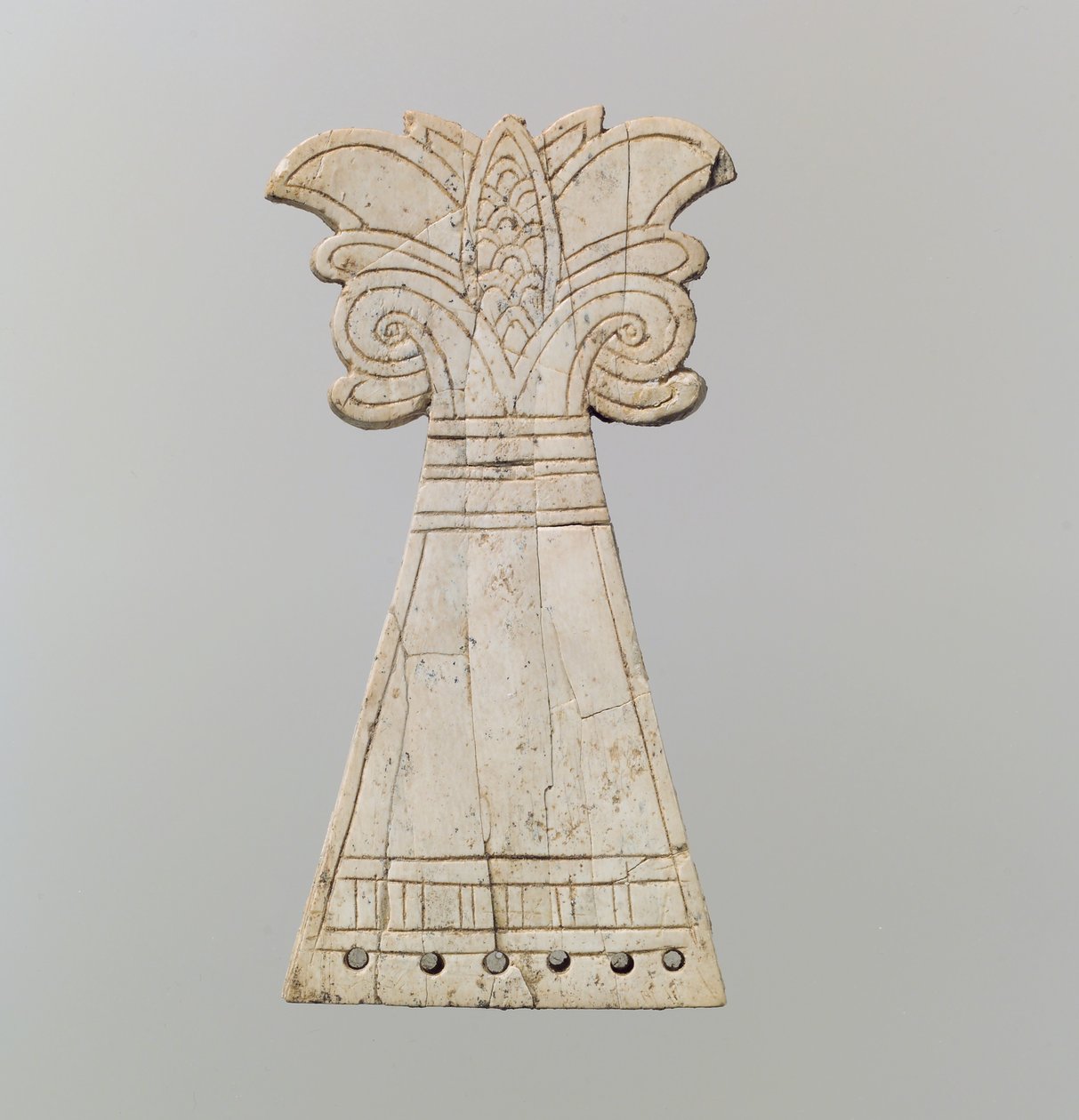 Frontal de cavalo entalhado esculpido na forma de uma palmeira florida, voluta, séculos 9 a 8 a.C. (marfim) de Neo Assyrian