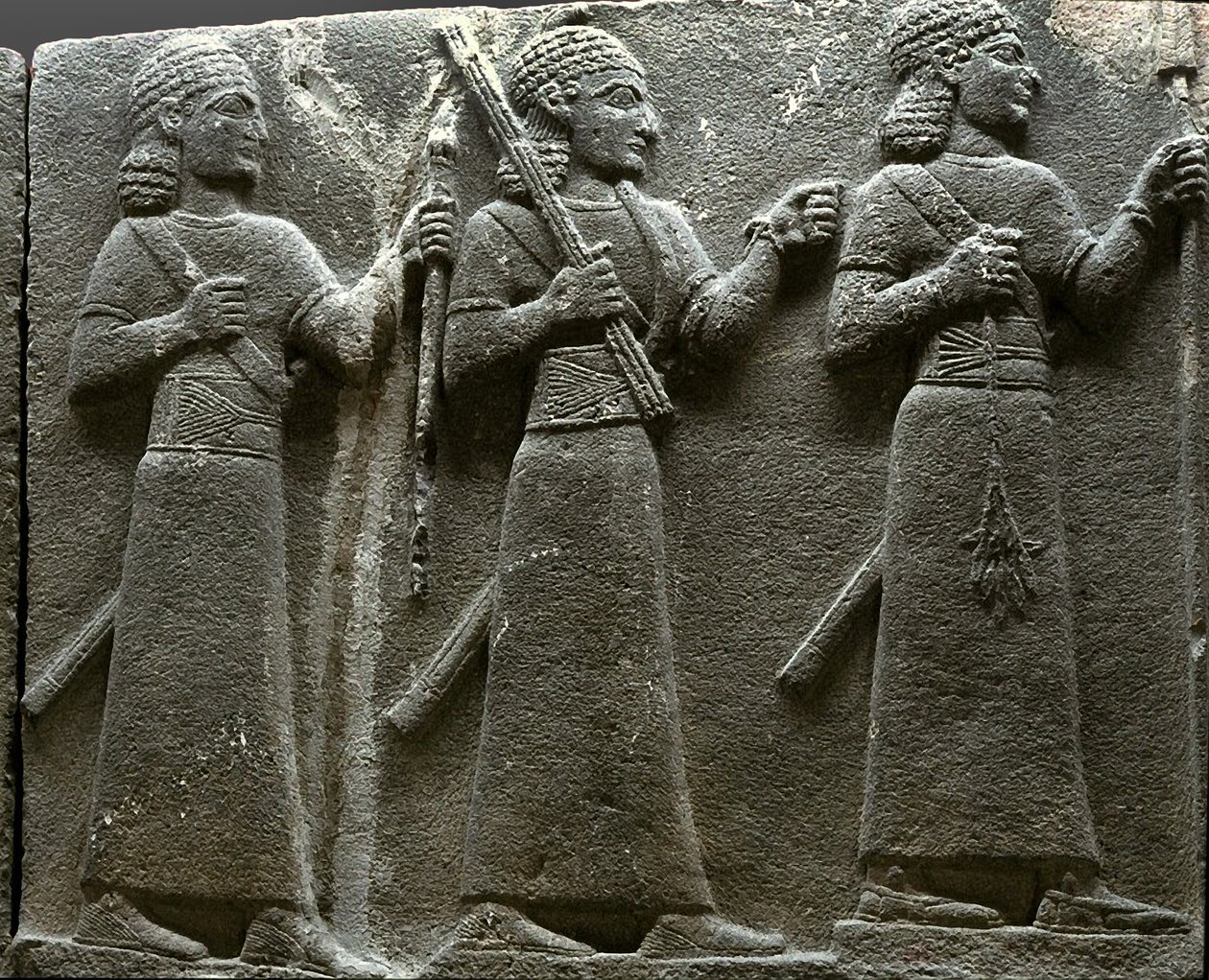 Alívio representando funcionários da corte hitita, da pedra da Turquia de Neo Hittite