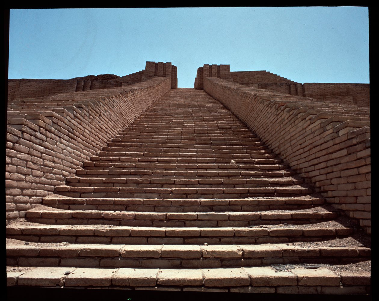 Vista da escadaria do zigurat reconstruído, 2050 a.C. de Neo Sumerian