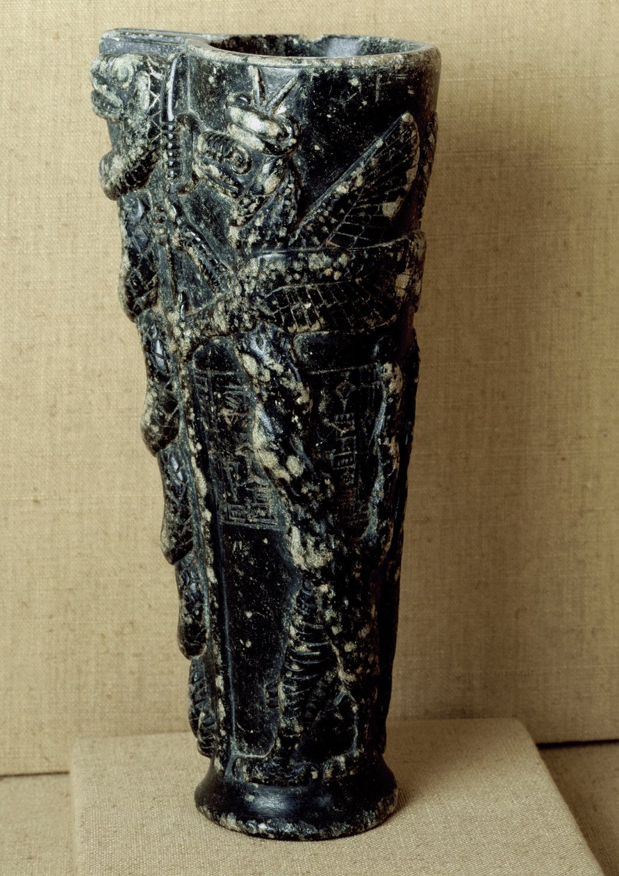 Civilização Suméria: vaso de libação esteatita do Príncipe Gudea (2141-2122 AC). É decorado com dragões e cobras. Dim. 23 cm Paris, Musee du Louvre de Neo Sumerian Neo Sumerian