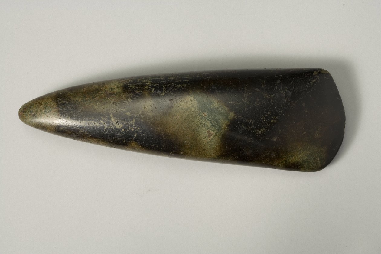 Cabeça de machado, 3º milênio AC (pedra verde escura polida) de Neolithic