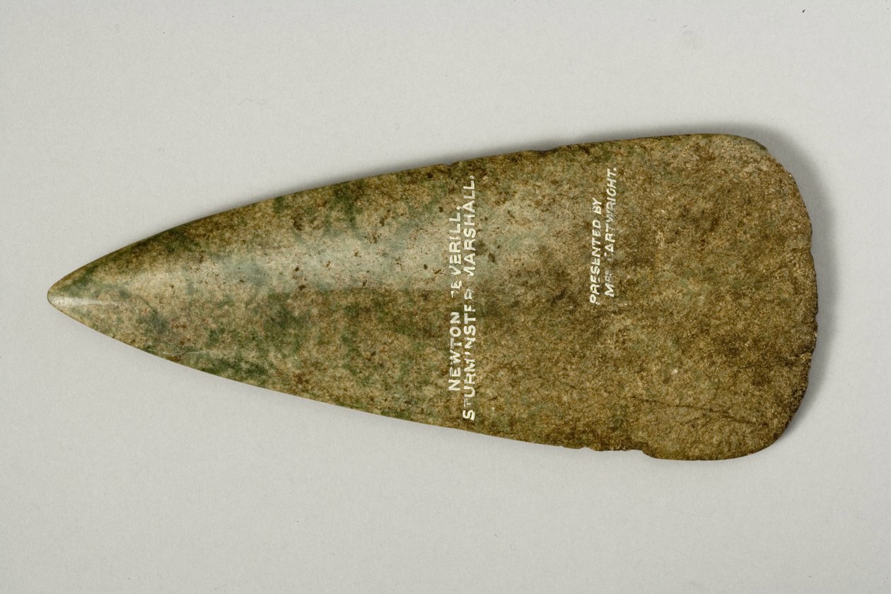 Cabeça do machado, 4500-2500 aC (pedra verde polida) (veja 270531 para o reto) de Neolithic