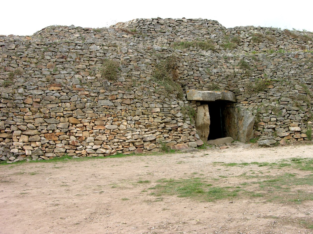 Entrada para o túmulo de passagem, descoberto 1825 de Neolithic