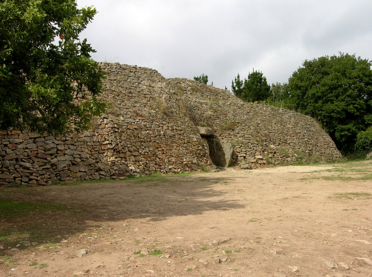 Entrada para o túmulo de passagem, descoberto 1825 de Neolithic
