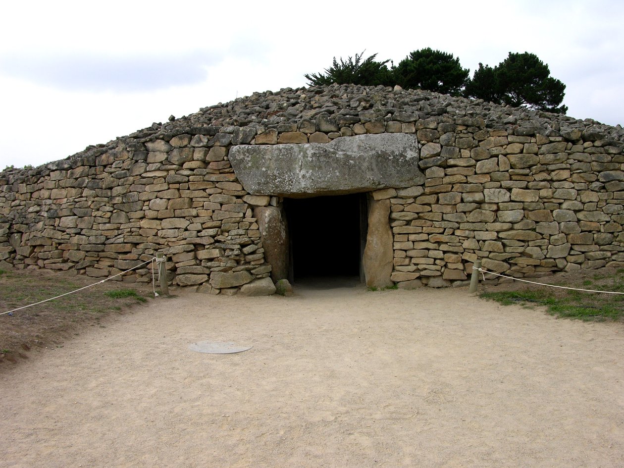 Entrada para o túmulo de passagem, descoberto 1825 de Neolithic