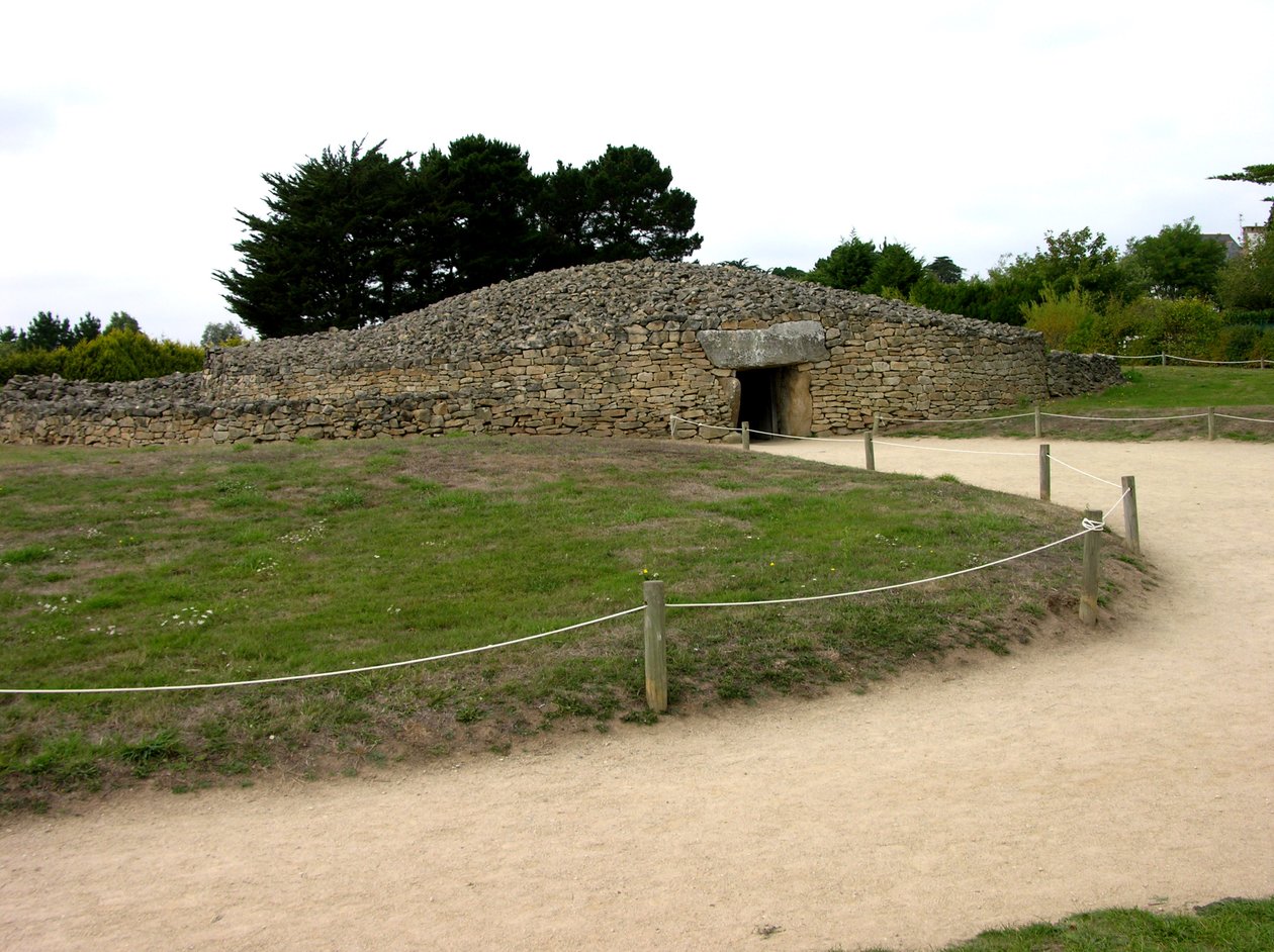 Entrada para o túmulo de passagem, descoberto 1825 de Neolithic