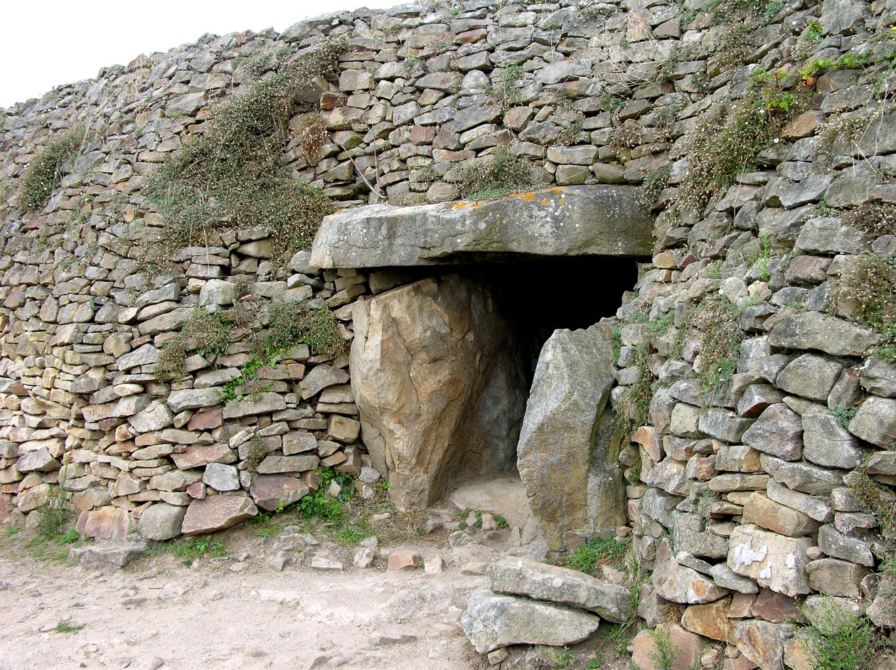 Entrada para o túmulo de passagem, descoberto 1825 de Neolithic