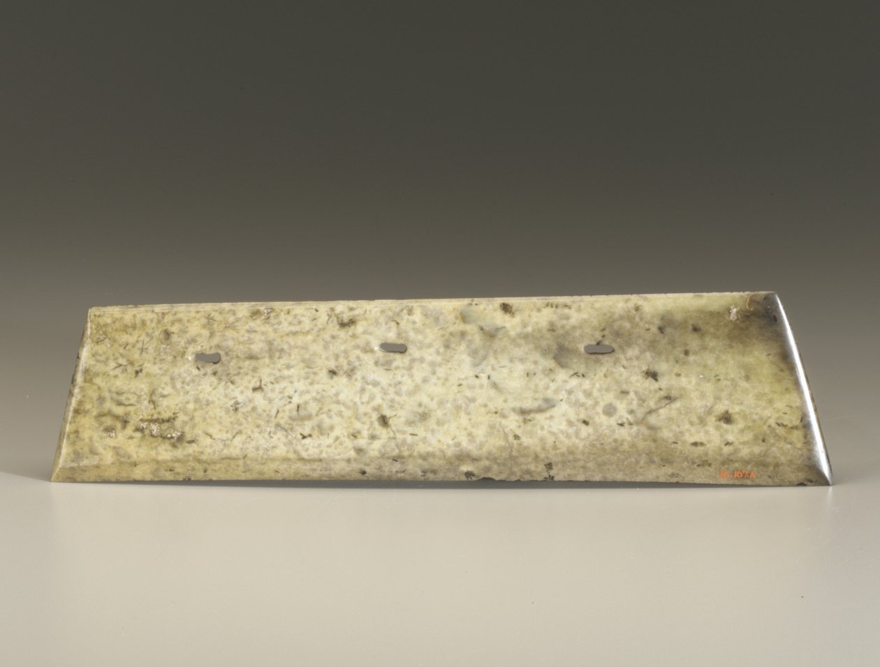 Formão bifurcado (zhang), Cultura Qijia, c.2500-2000 aC (jade) de Neolithic Period Chinese School