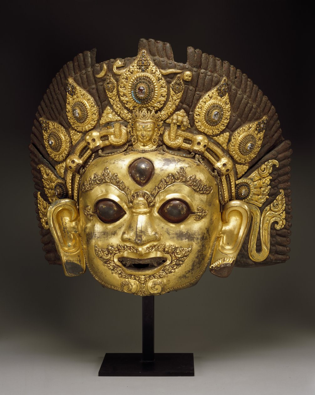 Máscara de Bhairava (repoussé de cobre dourado e pedras preciosas) de Nepalese School
