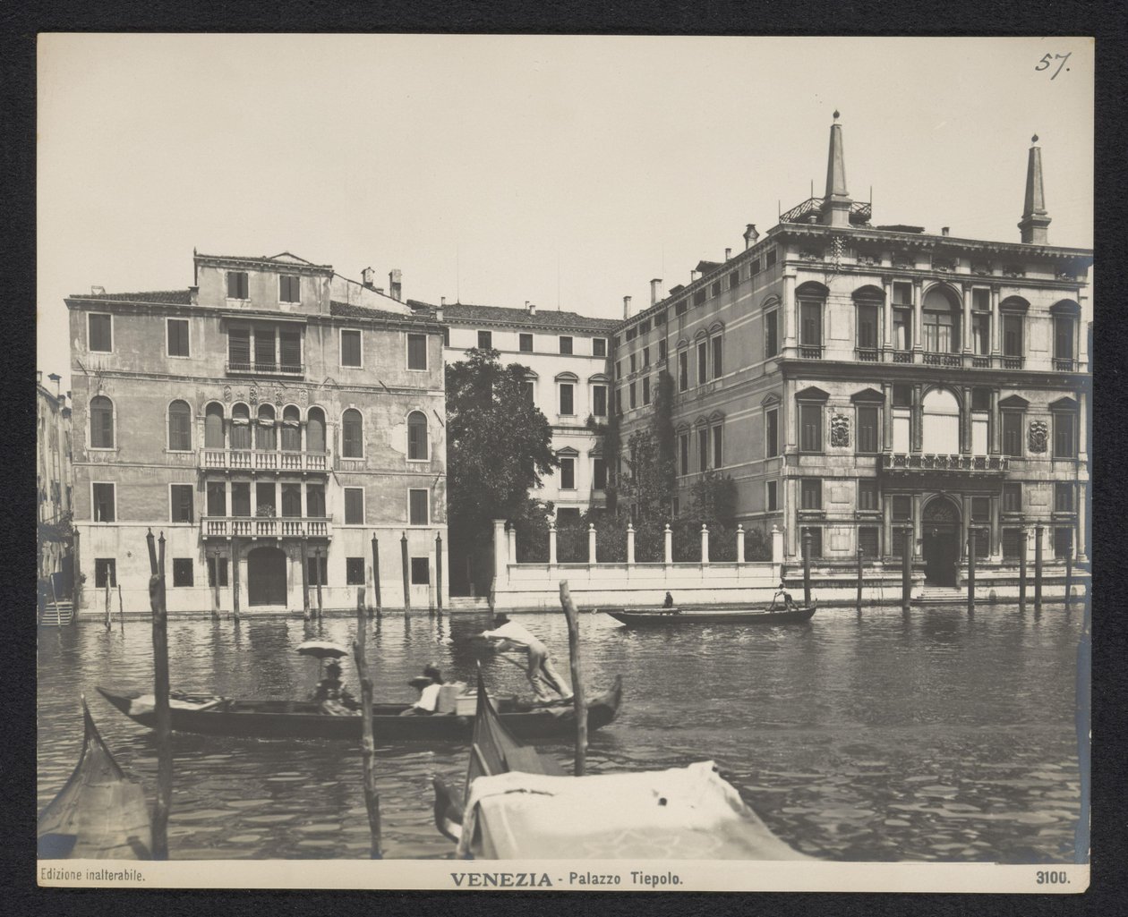 Exterior de um palazzo em Veneza
Veneza - Palazzo Tiepolo (título sobre o objecto) de Neue Photographische Gesellschaft