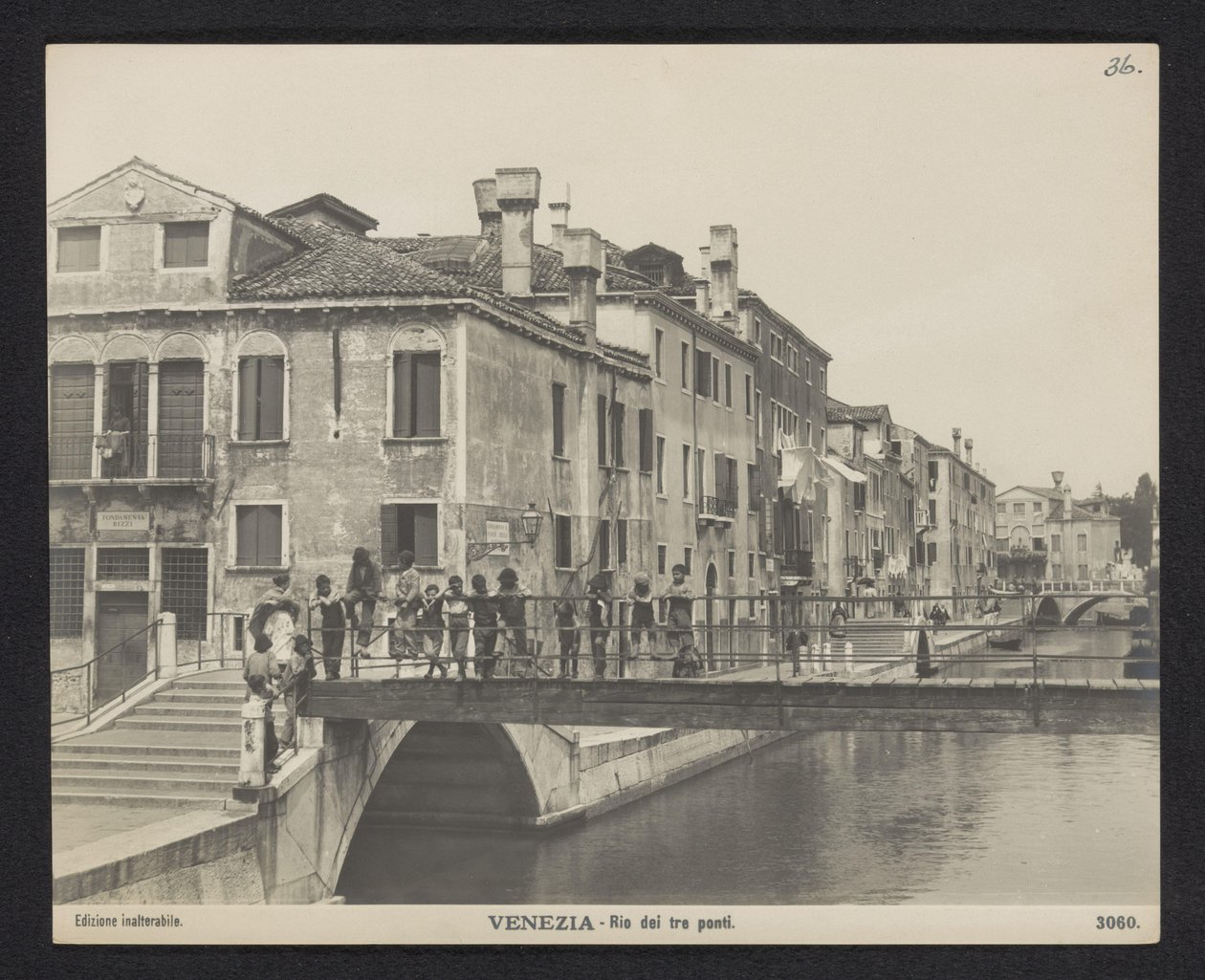Vista do Rio dei Tre Ponti em Veneza Veneza - Rio dei tre ponti (título no objeto) de Neue Photographische Gesellschaft