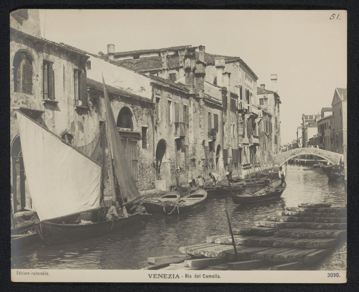 Vista do Rio del Camello em Veneza
Veneza - Rio del Camello (título sobre o objecto) de Neue Photographische Gesellschaft