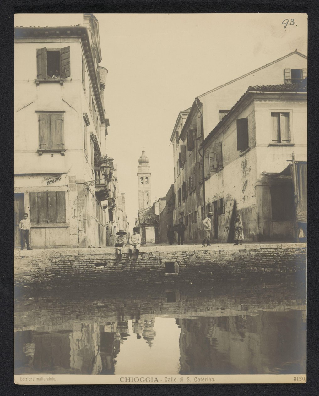 Vista de um cais em Chioggia
Chioggia - Calle di S. Caterina (título sobre o objecto) de Neue Photographische Gesellschaft