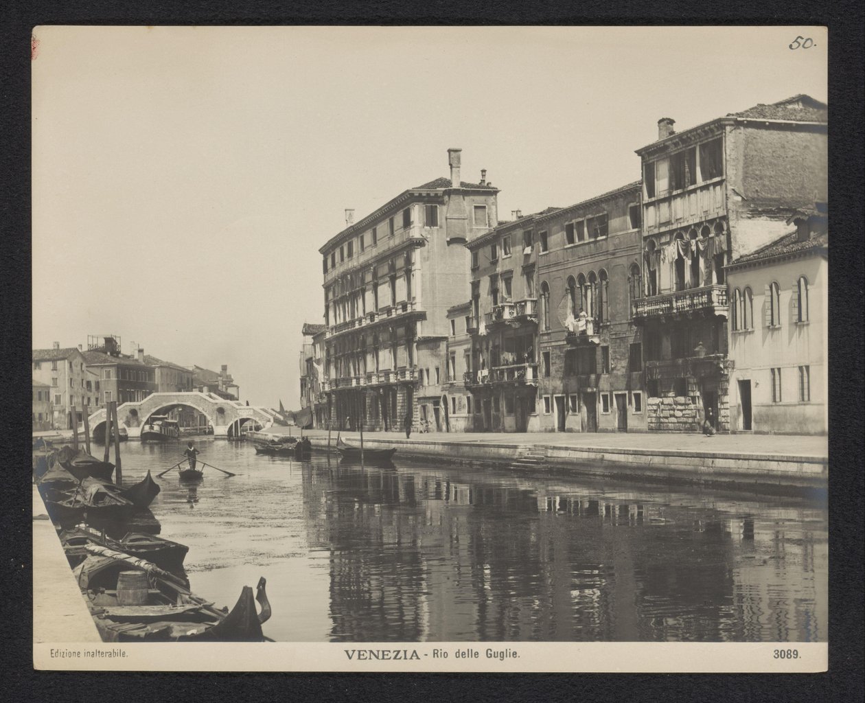 Vista de um canal em Veneza
Veneza - Rio delle Guglie (título sobre o objecto) de Neue Photographische Gesellschaft