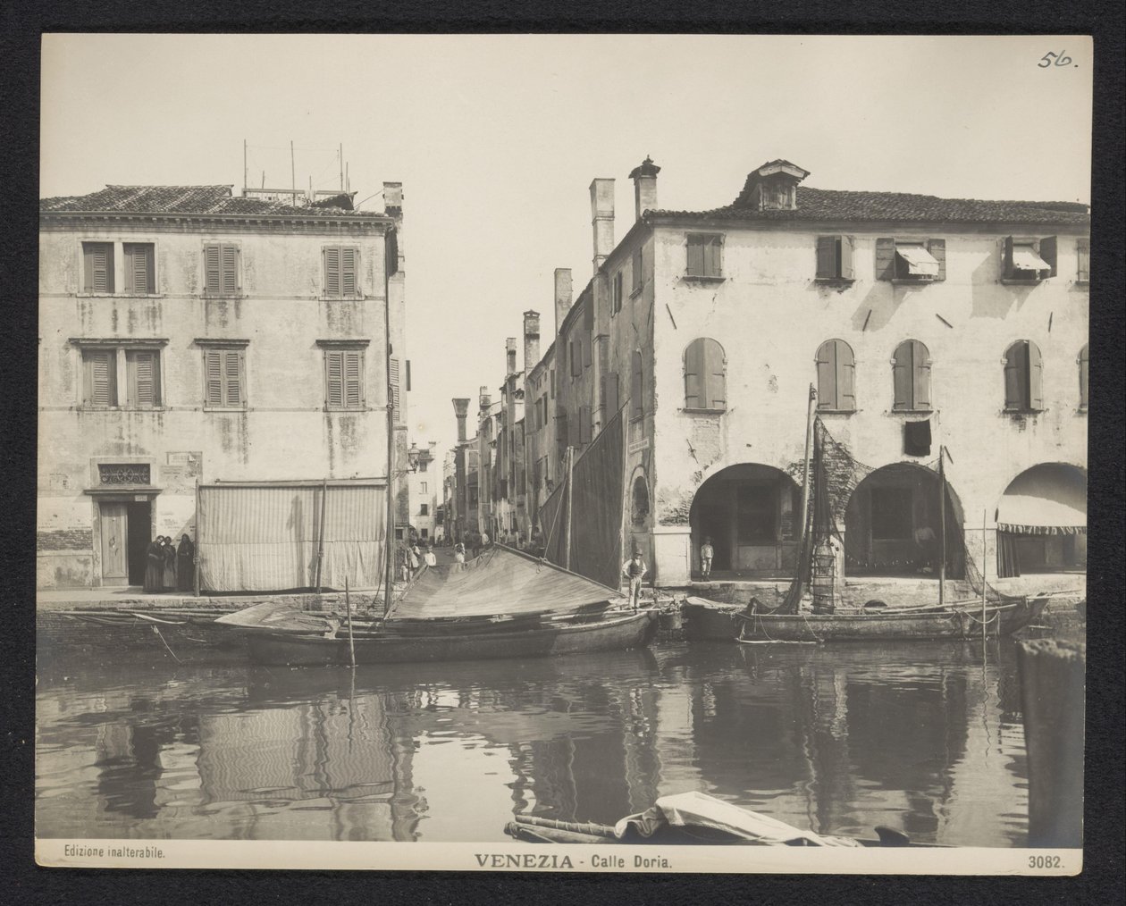 Vista de uma rua em Veneza Veneza - Calle Doria (título no objeto) de Neue Photographische Gesellschaft