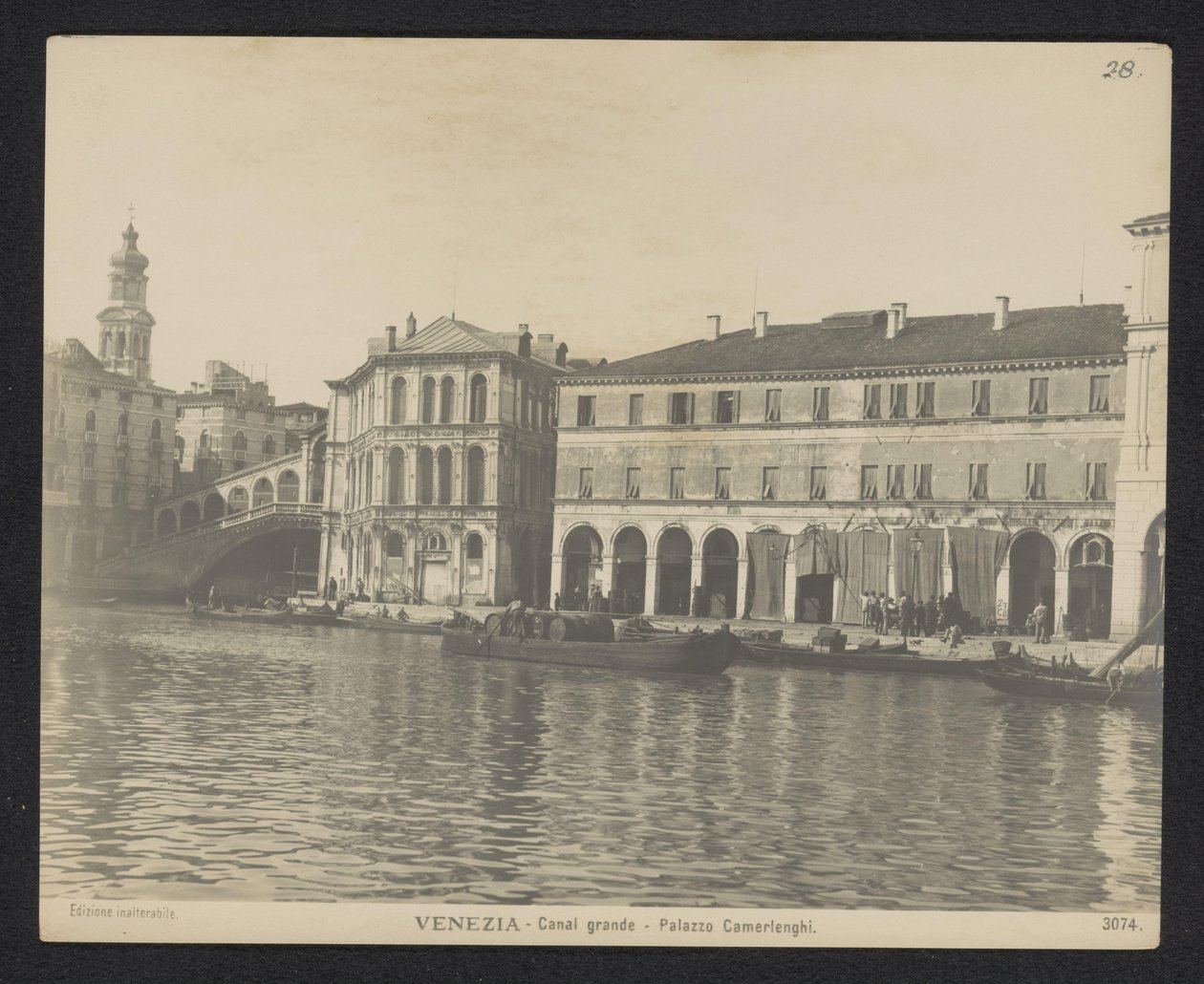 Vista do Palazzo dei Camerlenghi em Veneza
Veneza - Canal grande - Palazzo Camerlenghi (título sobre o objecto) de Neue Photographische Gesellschaft