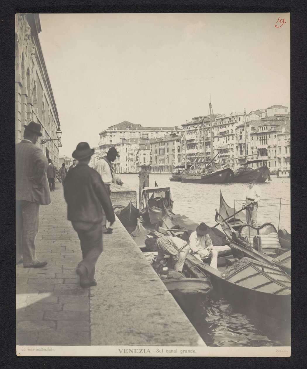 Gôndolas ao longo do Grande Canal em Veneza
Venezia - Sul canal grande (título sobre o objecto) de Neue Photographische Gesellschaft