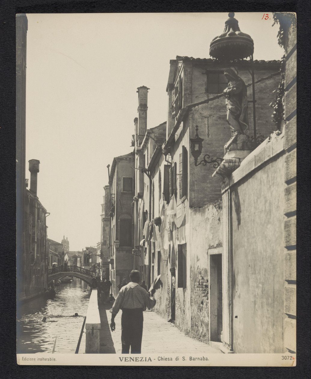Kade langs de Chiesa di San Barnaba te Venetië
Veneza - Igreja de S. Barnabé (título sobre o objecto) de Neue Photographische Gesellschaft