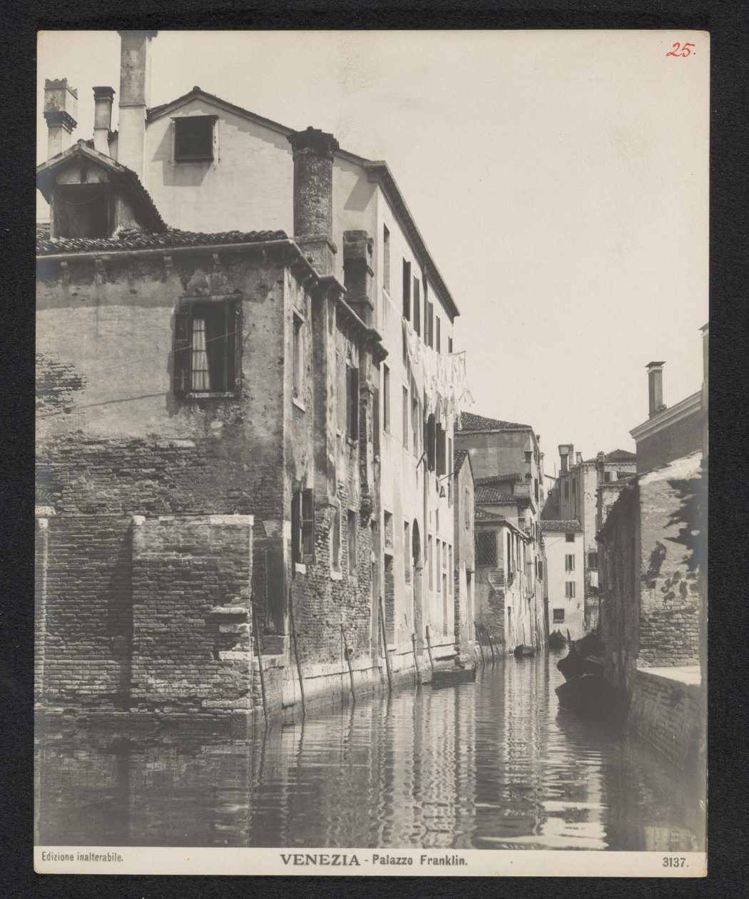 Canal te Venetië
Venezia - Palazzo Franklin (título sobre o objecto) de Neue Photographische Gesellschaft
