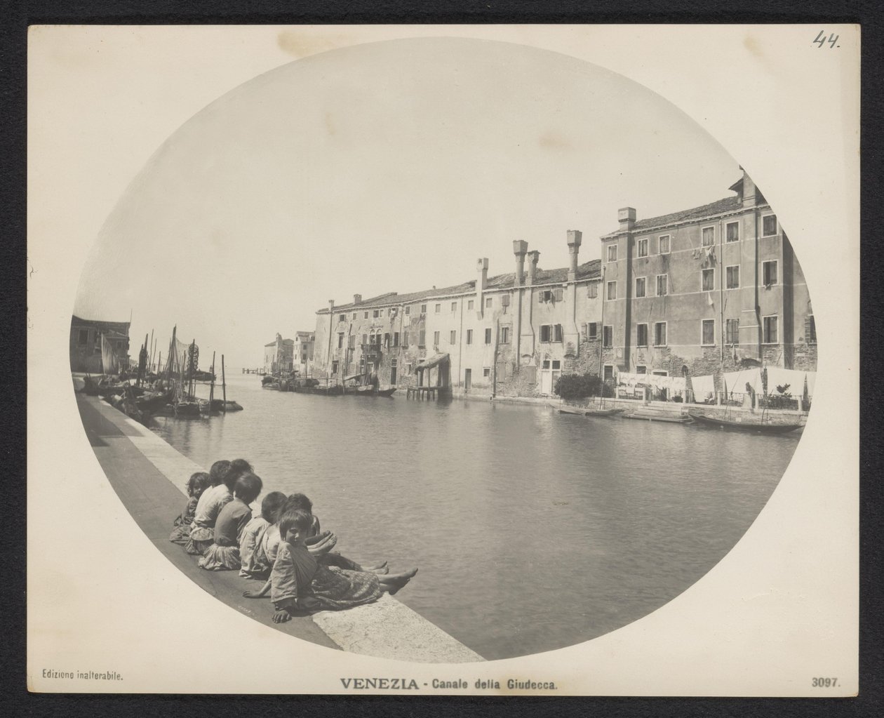 Crianças no cais ao longo de um canal em Veneza
Venezia - Canale della Giudecca (título sobre o objecto) de Neue Photographische Gesellschaft