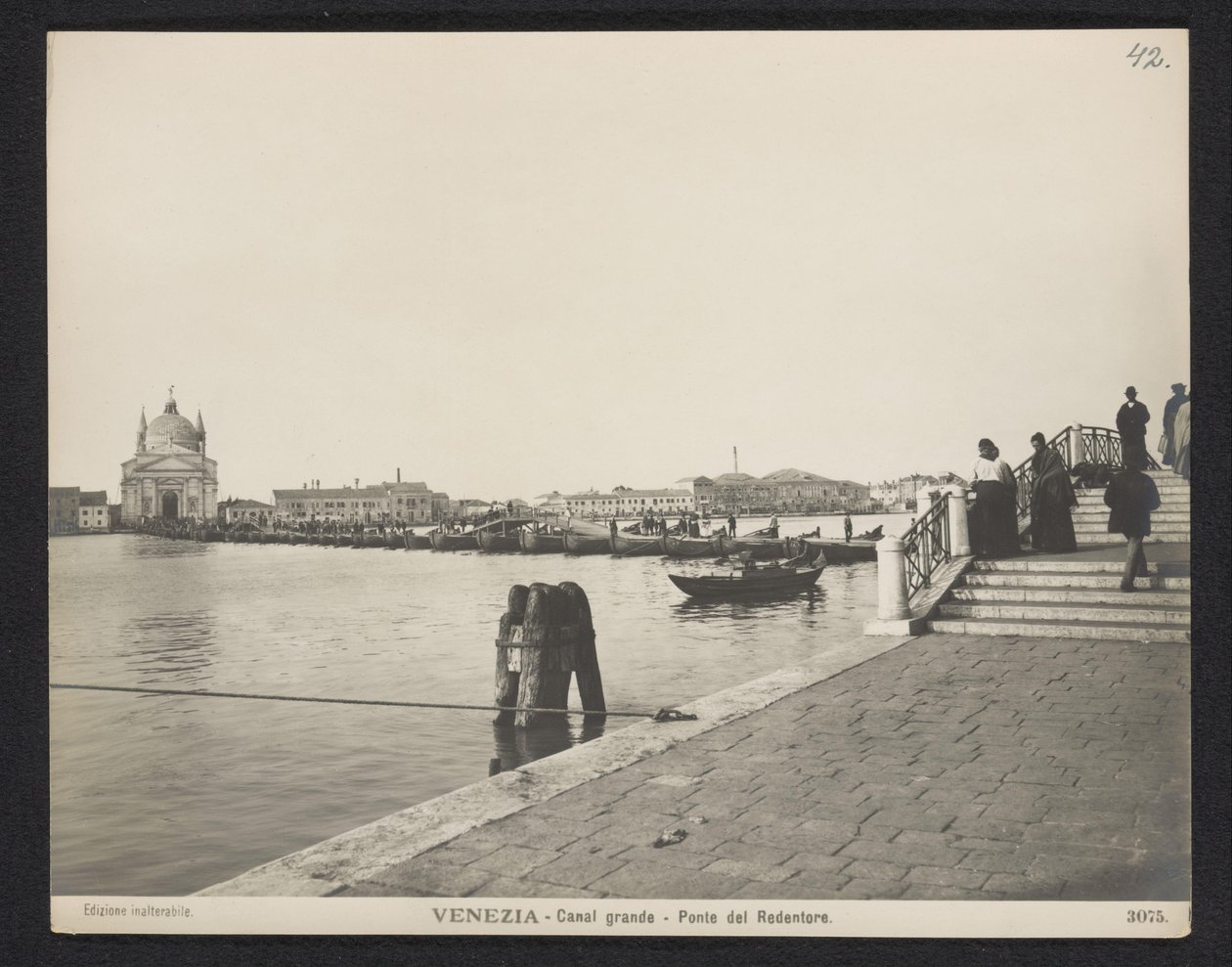 Ponte pontonal sobre o Grande Canal em Veneza durante a Festa del Redentore
Veneza - Grand Canal - Ponte del Redentore (título sobre o objecto) de Neue Photographische Gesellschaft