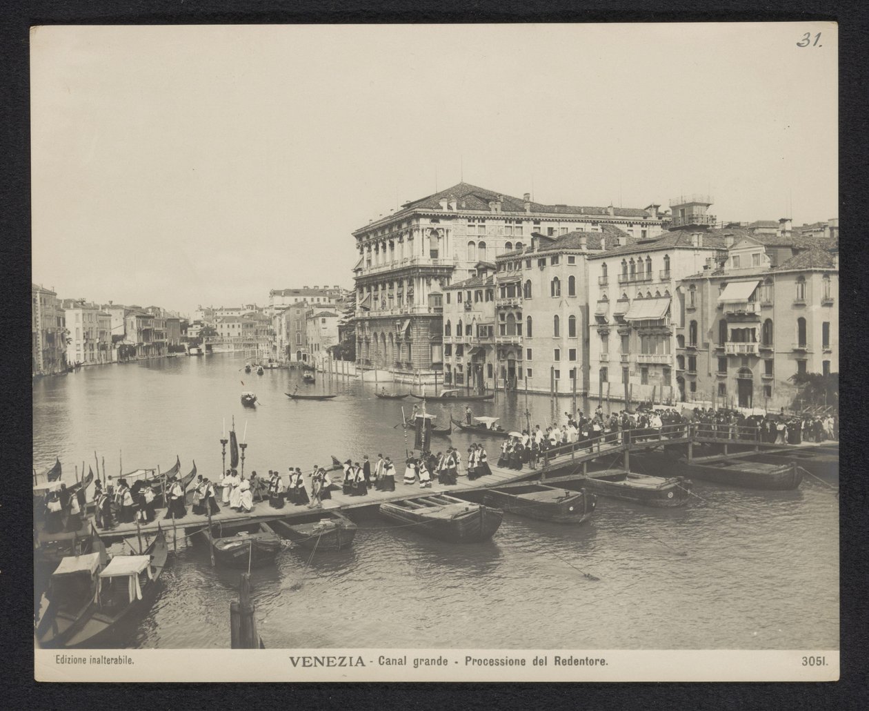 Procissão sobre uma ponte de pontão no Grande Canal em Veneza durante a Festa del Redentore Veneza - Grande Canal - Processione del Redentore (título no objeto) de Neue Photographische Gesellschaft