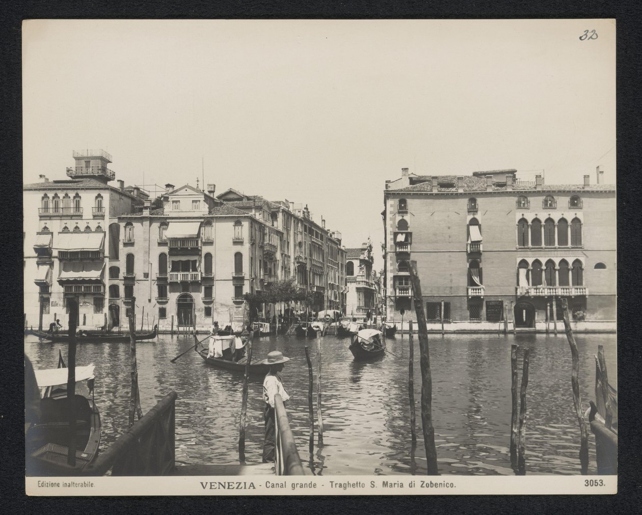 Veerboten naar de Chiesa di Santa Maria del Giglio te Venetië
Venezia - Canal Grande - Traghetto S. Maria di Zobenico (título sobre o objecto) de Neue Photographische Gesellschaft