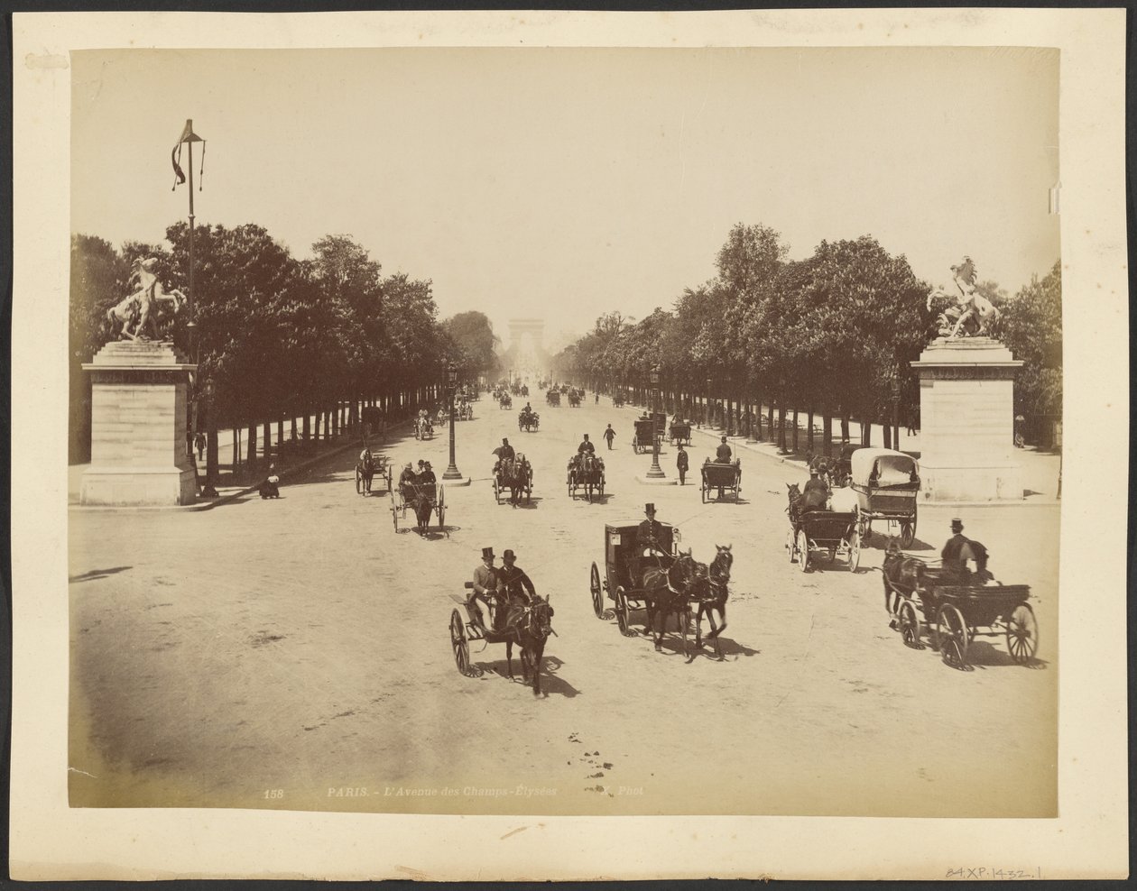 Paris: Avenue des Champs-Elysées de Neurdein freres