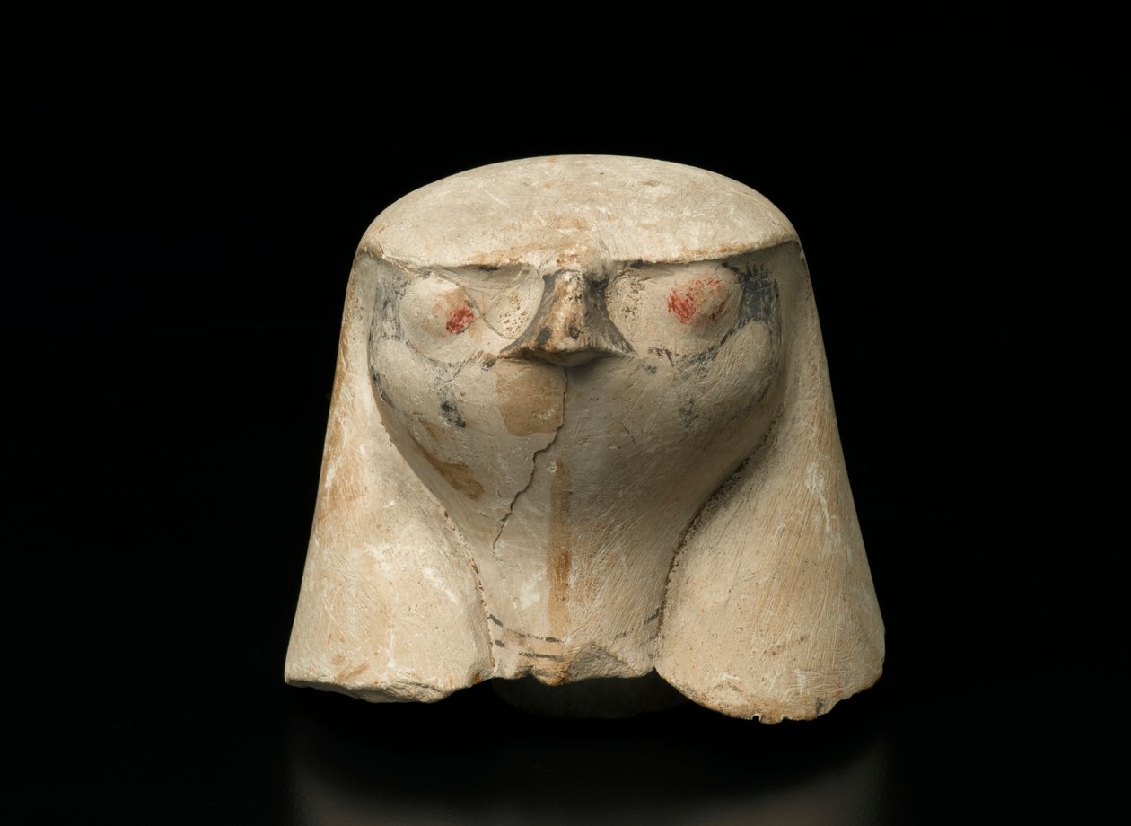 Cobertura com cabeça de falcão de uma jarra canopiana, dinastia do século XIX (calcário) Jarra canópica (calcário) de New Kingdom Egyptian