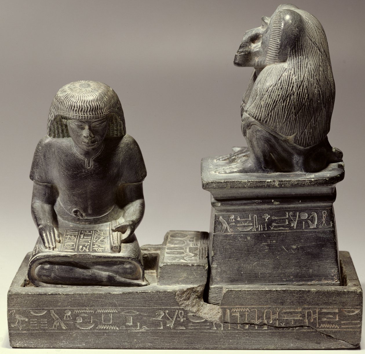 O escriba real Nebmertuf escrevendo sob a proteção da lua Deus Thoth (xisto) de New Kingdom Egyptian