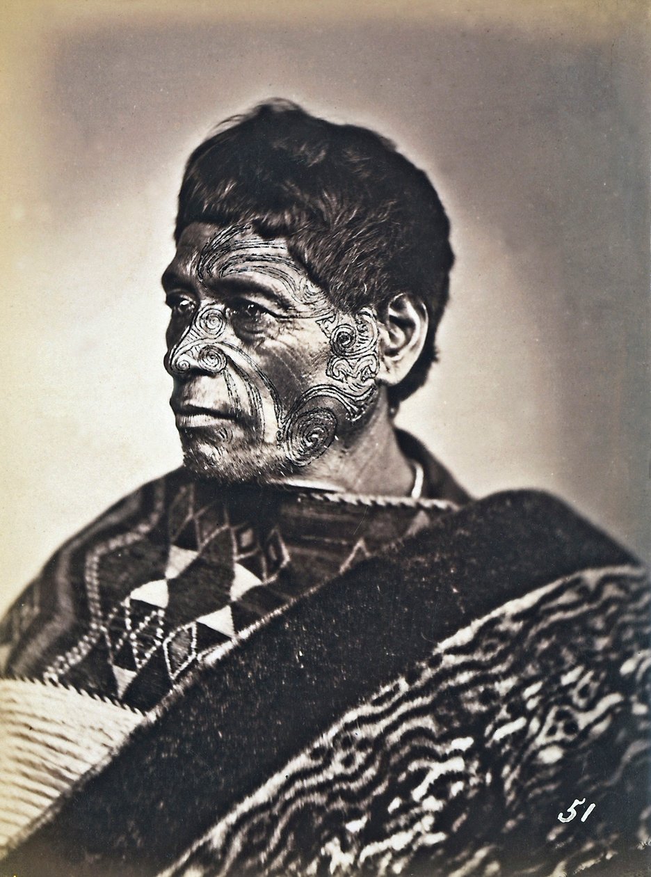 Retrato de um maori com um rosto tatuado, c.1886-88 de New Zealand Photographer