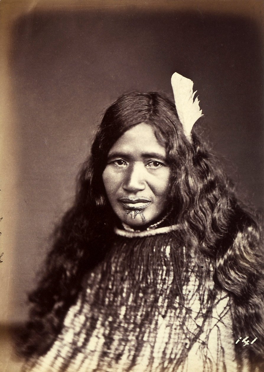 Retrato de um maori com um rosto tatuado, c.1886-88 de New Zealand Photographer