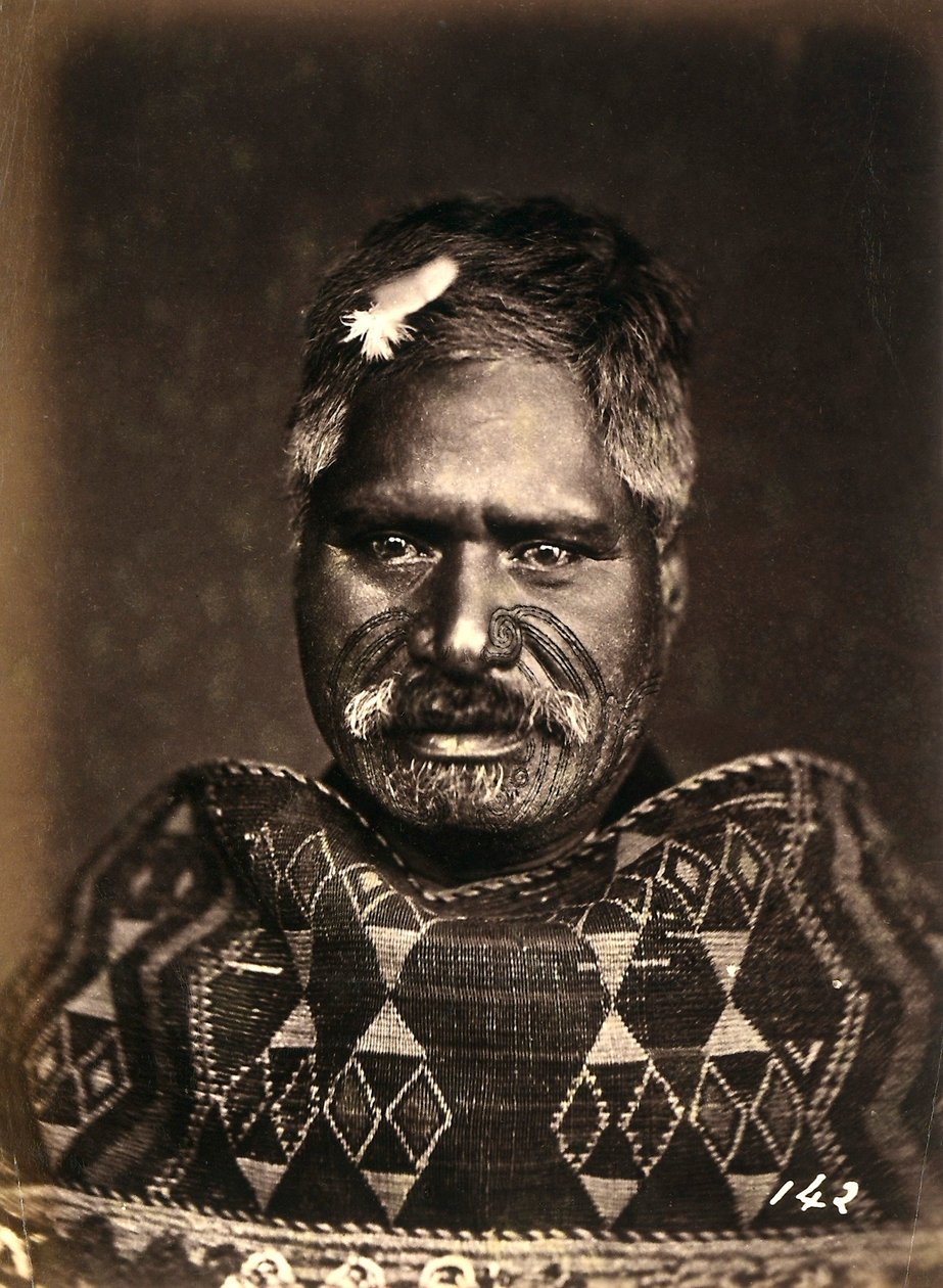 Retrato de um maori com um rosto tatuado, c.1886-88 de New Zealand Photographer