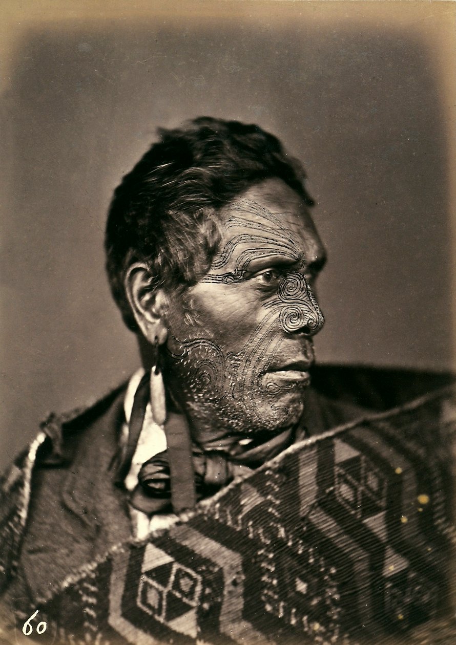 Retrato de um maori com um rosto tatuado, c.1886-88 de New Zealand Photographer