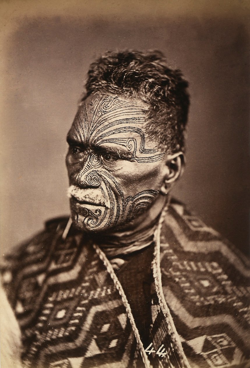 Retrato de um maori com um rosto tatuado, c.1886-88 de New Zealand Photographer