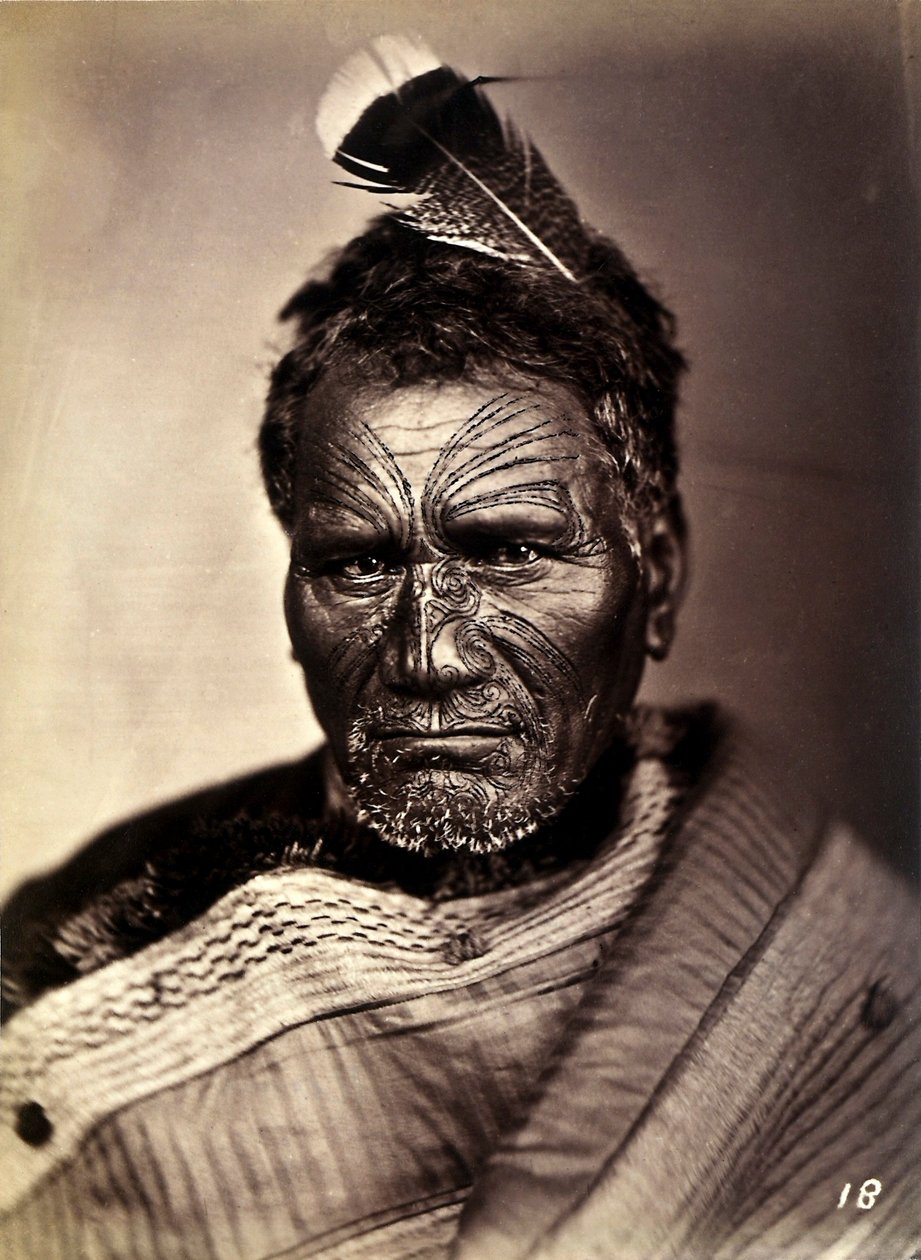 Retrato de um maori com um rosto tatuado, c.1886-88 de New Zealand Photographer