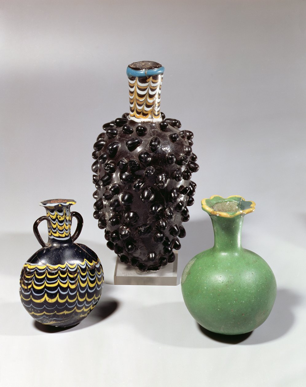 Vasos egípcios: cacho de uvas, romã e motivo de onda (vidro) de New Kingdom Egyptian
