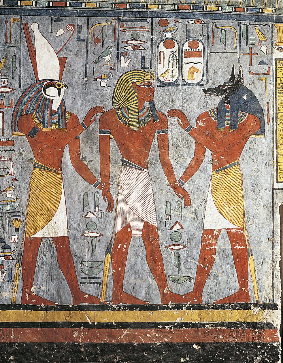 Faraó entre os deuses Harsiesis e Anubis de New Kingdom Egyptian